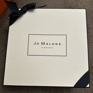 Jo Malone London Gift Box large with ribbon
20/20/8cm